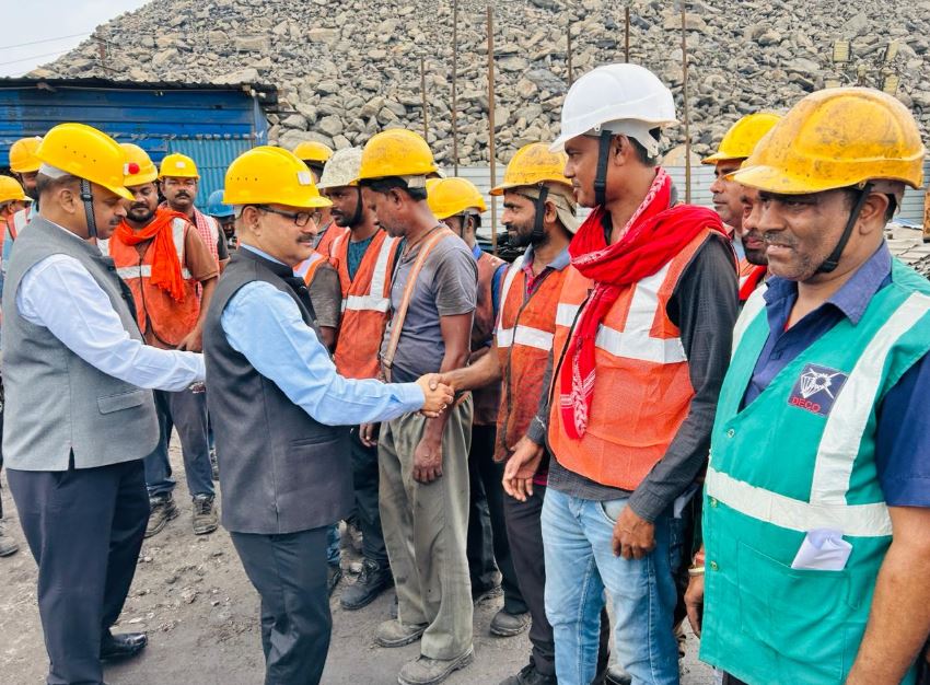 BCCL CMD Manoj Agarwal Inspected Bansjora and Kanakani Collieries Despite Heavy Rain